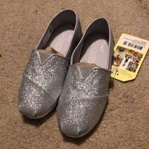 NWT TOMS Silver Iridescent Glimmer Classic